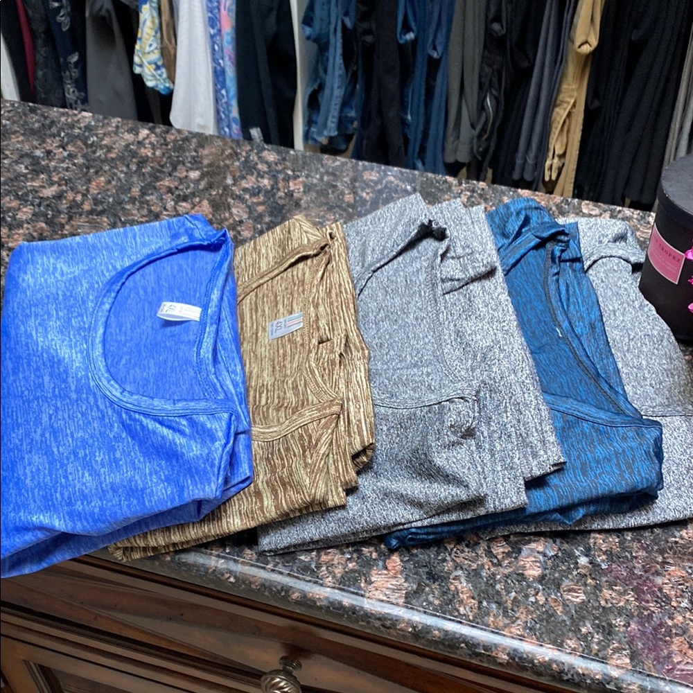 5 Men’s T-Shirts  Short Sleeve Crew Neck. Stretchy.  Fit like M!  NEW!